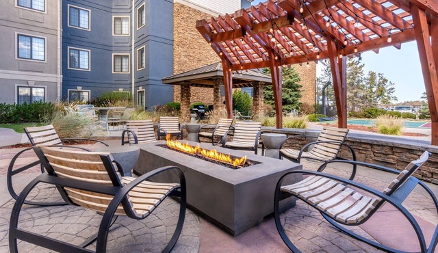 King Studio w/Kitchen | Hot Breakfast + Pool in Denver