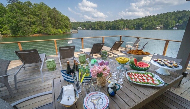 Lake Burton lakefront retreat with 4BR, hot tub, boat slip, and fire pit. in Tiger
