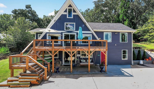 Lake house views, w/dock in quiet cove, new renovations & great outdoors spaces!