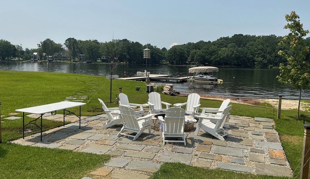 Lake Oconee Waterfront Retreat - 4bd/4ba with Pool, Spa, Dock, Ping-Pong & More! in Eatonton