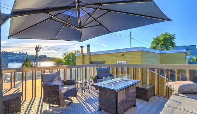 Lake Union Sunset Views Seattle Home Firepit Deck - Minutes to Lumen Field