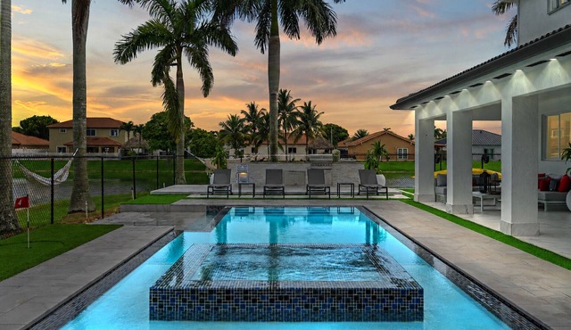 Lakefront Lux Home Pool Spa BBQ Games & Fun