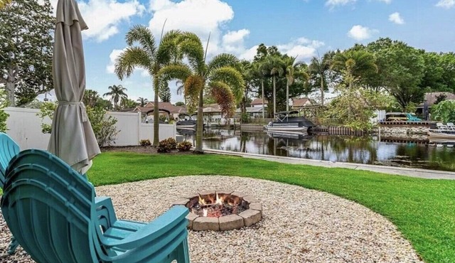 Lakehouse Living w/Firepit and Boat Dock to relax and Enjoy the Sunset