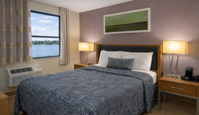 Lakeside Inn in Wakefield