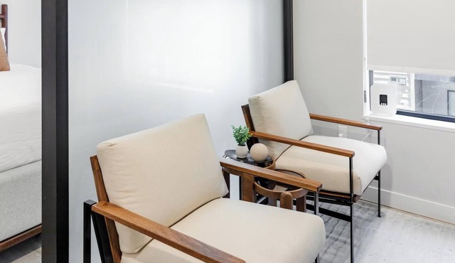 Landing | Stylish Studio, Courtyard, Pool