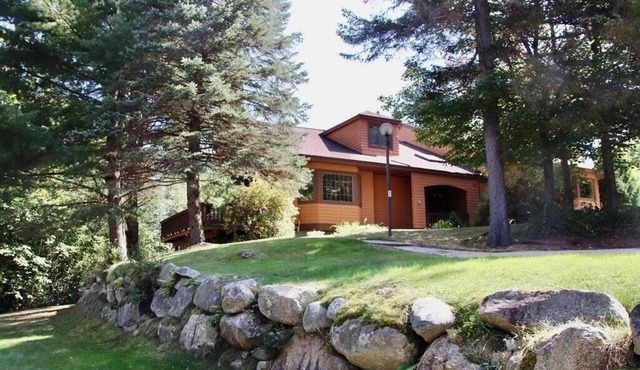 Large Slope-side 4-bedroom Forest Cottage unit in Bretton Woods.