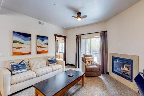 Light-filled condo near Canyons Village with mountain view pool & hot tubs