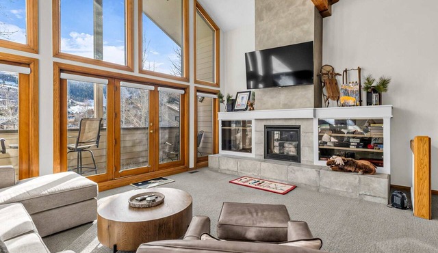 Light-filled condo with amazing ski views - on the shuttle route