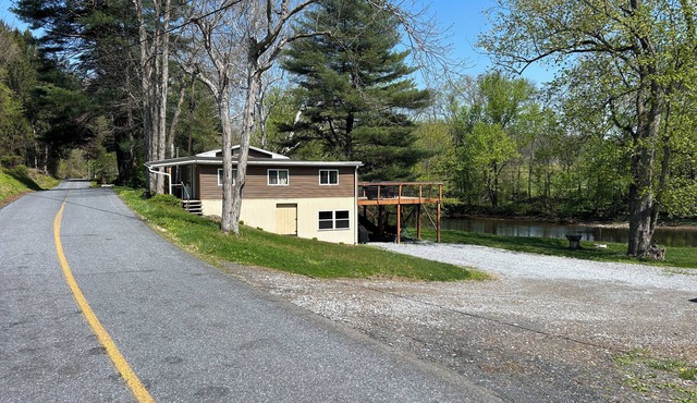 Linton Lodge on Sherman's Creek 2-bedroom cabin in enjoyable Duncannon with AC