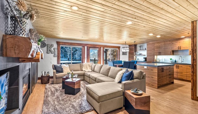 Luxe Black Bear Cabin | Walk to Lifts + Hot Tub