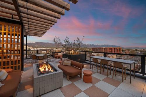 Luxe Downtown Stay - Pool Sauna Parking & Views