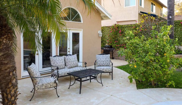 Luxe Loft Retreat – Patio, High Ceilings & Parking
