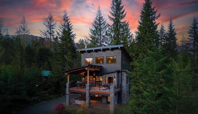 Luxe Summer Chalet with Hot Tub,Foosball,Mtn Views
