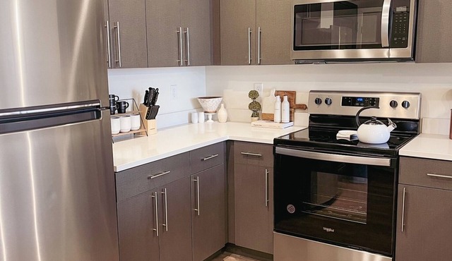 Luxurious 1 BR/1 BA w/Many Amenities, Pool, Gym, Pickleball, Hot Tub & Arcade!