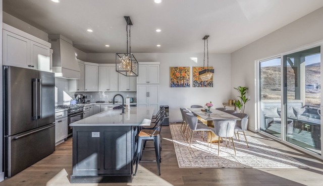 Luxurious 4BR condo in Park City, with a hot tub