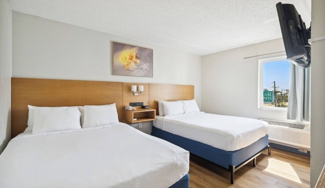 Luxurious Beachfront Suite with Queen Beds, Kitchen, and Split Accommodations