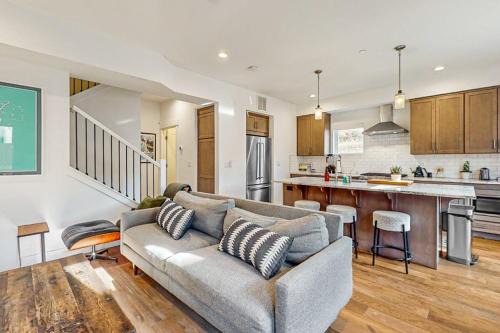 Luxurious dog-friendly home with private hot tub W&D AC WiFi near slopes