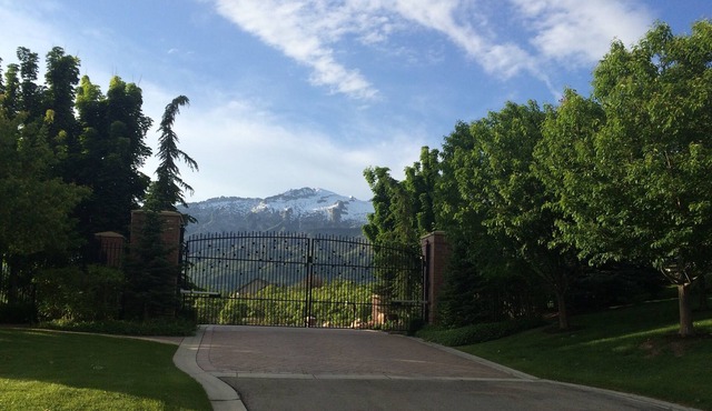 Luxurious home sleeps 30+! Great for Family Reunions, Corporate Retreats & more!