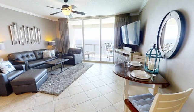 Luxury Beachfront Penthouse, 1 BR + Bunk Room, 2 BA and Free Beach Chairs