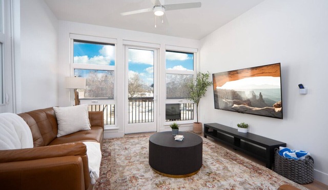 Luxury Downtown 1BR 1BA - Pool/Gym/Pkg/Bowls+More!