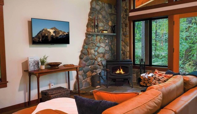 Luxury Forest Escape Hot Tub & Fireplace