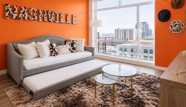Luxury High-Rise, Walk to Broadway, Pool + Sky Lounge, coffee essentials in Nashville