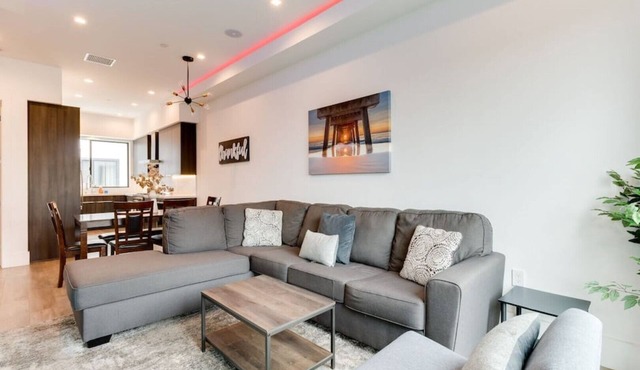 Luxury Modern 4 Bed 3 Bath Home with Rooftop Deck #2 in Los Angeles