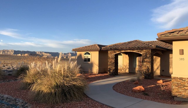 Luxury Near Lake Powell & Antelope Canyon: Hot Tub, Views & EV Charger