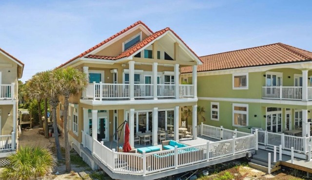 Luxury Oceanfront Beach House, 7 Bed/6.5 bath. 4800 Sq Feet sleeps 20! Amazing!