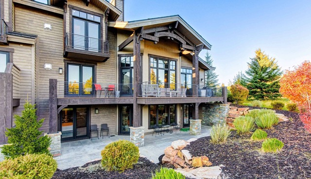 Luxury townhome on the golf course with 3 fireplaces, gas grill, & great view