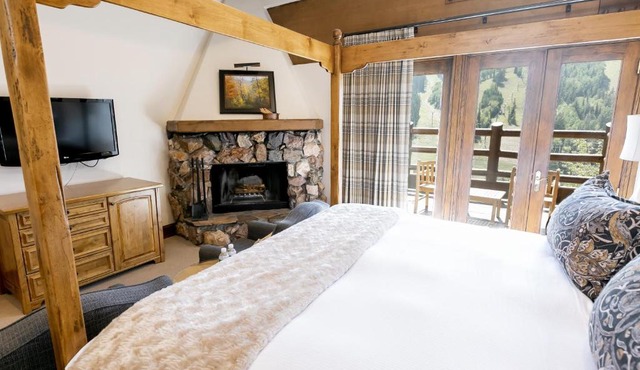 Main Lodge Luxury King Room with Hot Tub