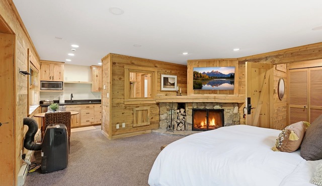 Mandan Lower - King, Wood Burning Fireplace, Lower Level Sundance Cottage