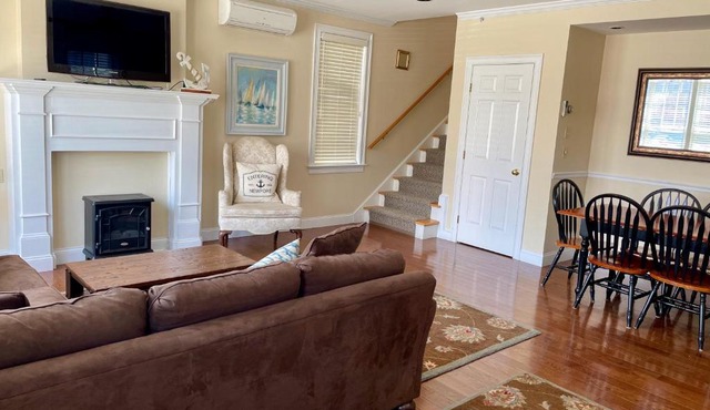 Modern Cottage Downtown NPT-Waites Wharf Cottage RE05618-STR