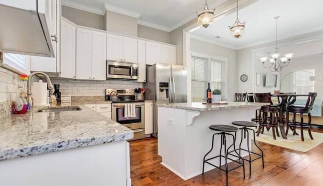 Modern Downtown Oasis, Forsyth Park - Includes Resort Pool Passes!