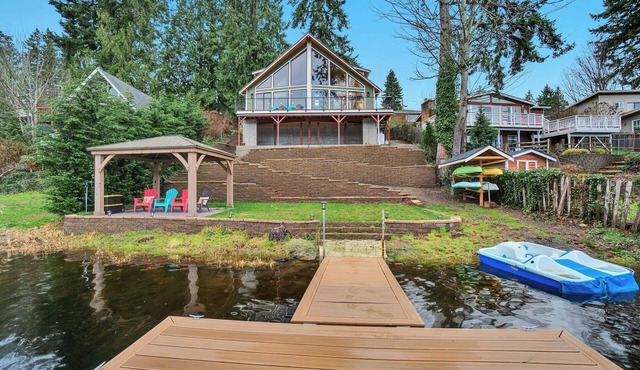 Modern Lakefront home, 3 bds, 2 baths, dock, gazebo, kayaks, and fishing.