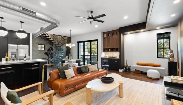 Modern & Luxurious Hyde Park Home, Steps to Hyde Park Village | The Strata Barn