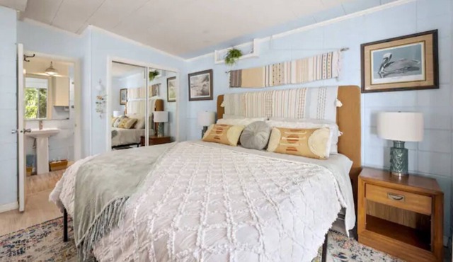 Moss draped oaks and stunning lake front sunsets in Hawthorne
