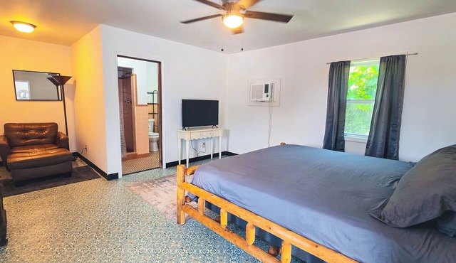 Motel Room 4 with Bar & Grill and Laundromat in Copperhill