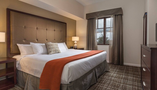 Mountain Side Resort with direct Ski in/out capabilities w/Indoor pools and 2 open air hot tubs