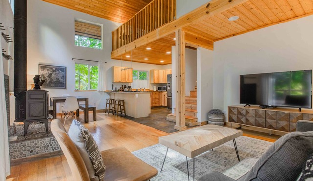Mt Baker Cabin w/Private Hot Tub & Deck