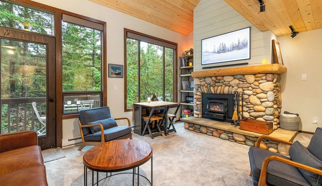 Mt Baker Treetop Cabin—River Access—Resort: Pools, Hot Tubs, Sauna, Pickleball