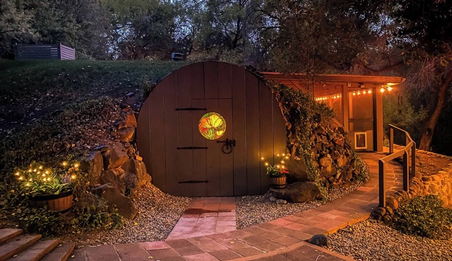 Myrinn- Hobbit House on Oak Creek with Hot Tub