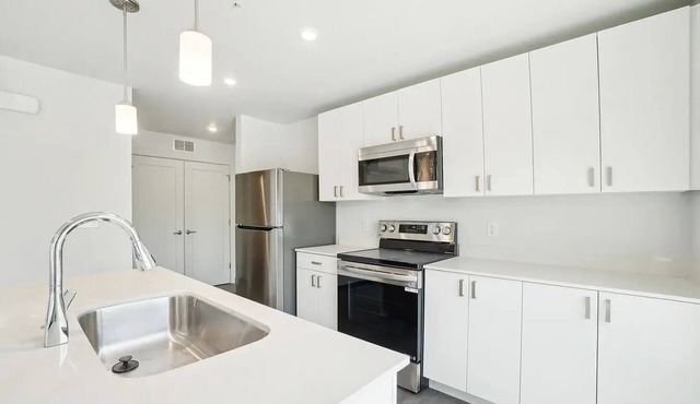 New Modern One-Bedroom Apartment @500 Parkview