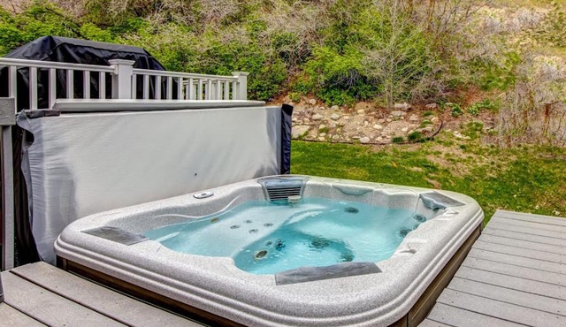 Newly remodeled home with arge private hot tub fireplace & nearby park