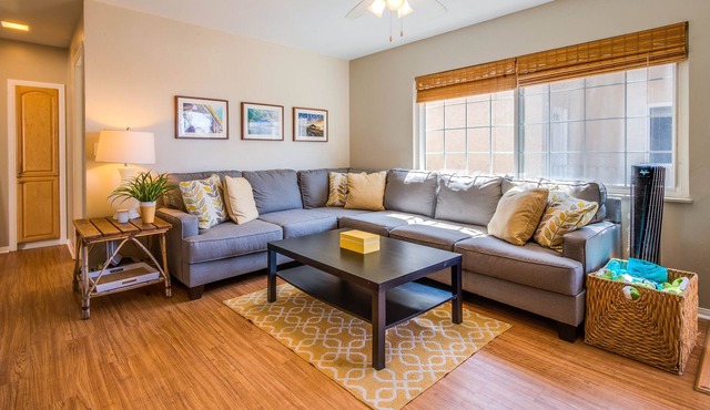Newly renovated 2/2 condo in South Mission Beach, Walk to the Beach