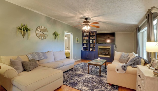 Noteworthy Cabin: Grill, Walk to Beaver Lake!