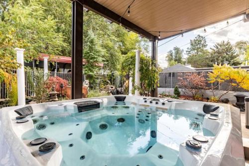 Oasis in the City Hot tub, Pool table, Koi Pond