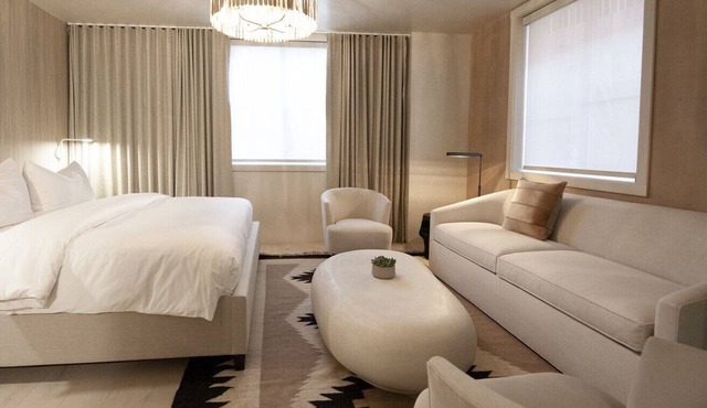 Palace Modern Hotel at the Plaza - Corner Suite 7