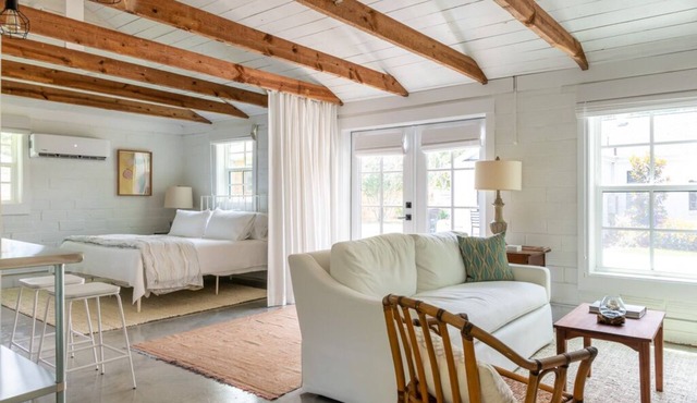 Palmetto Carriage House - open and airy studio apartment close to everything!