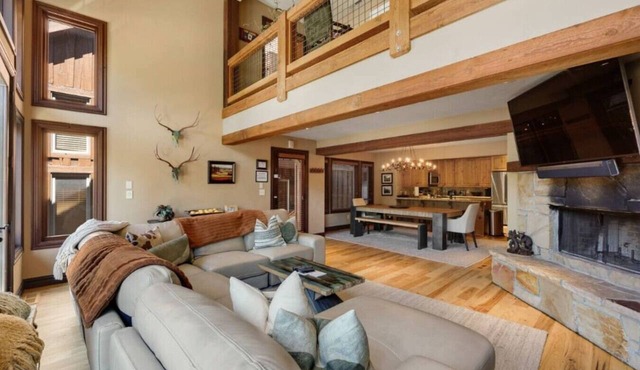 Park City 5BR with Private Hot Tub, Theater and Game Loft and Free Shuttle